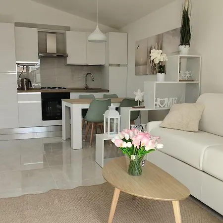 Maxine Mare Blu - Sleeps 4 - 3 Mins To *